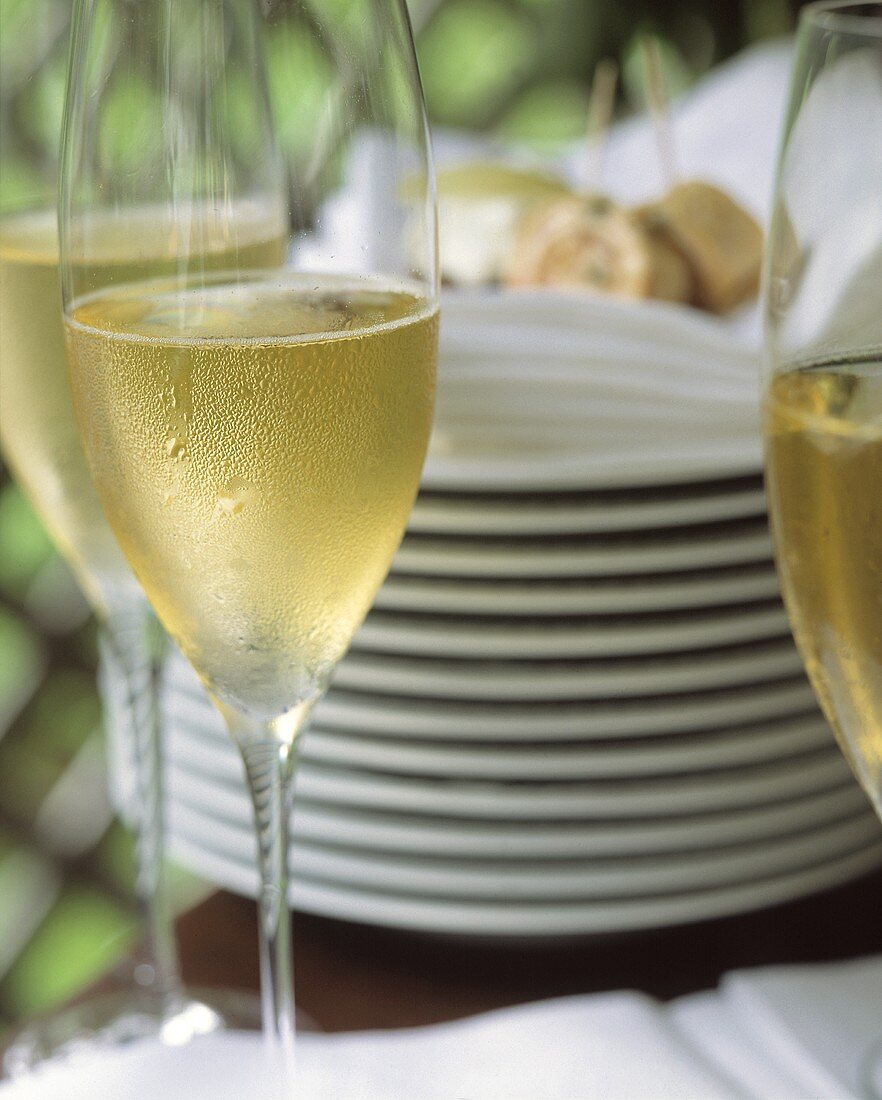 Drei halbvolle Gläser mit gekühltem Sekt am Buffet