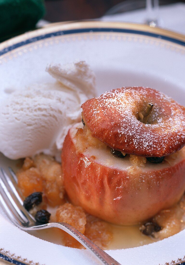 Gefüllter Bratapfel mit Aprikosen, Rosinen & Vanilleeis