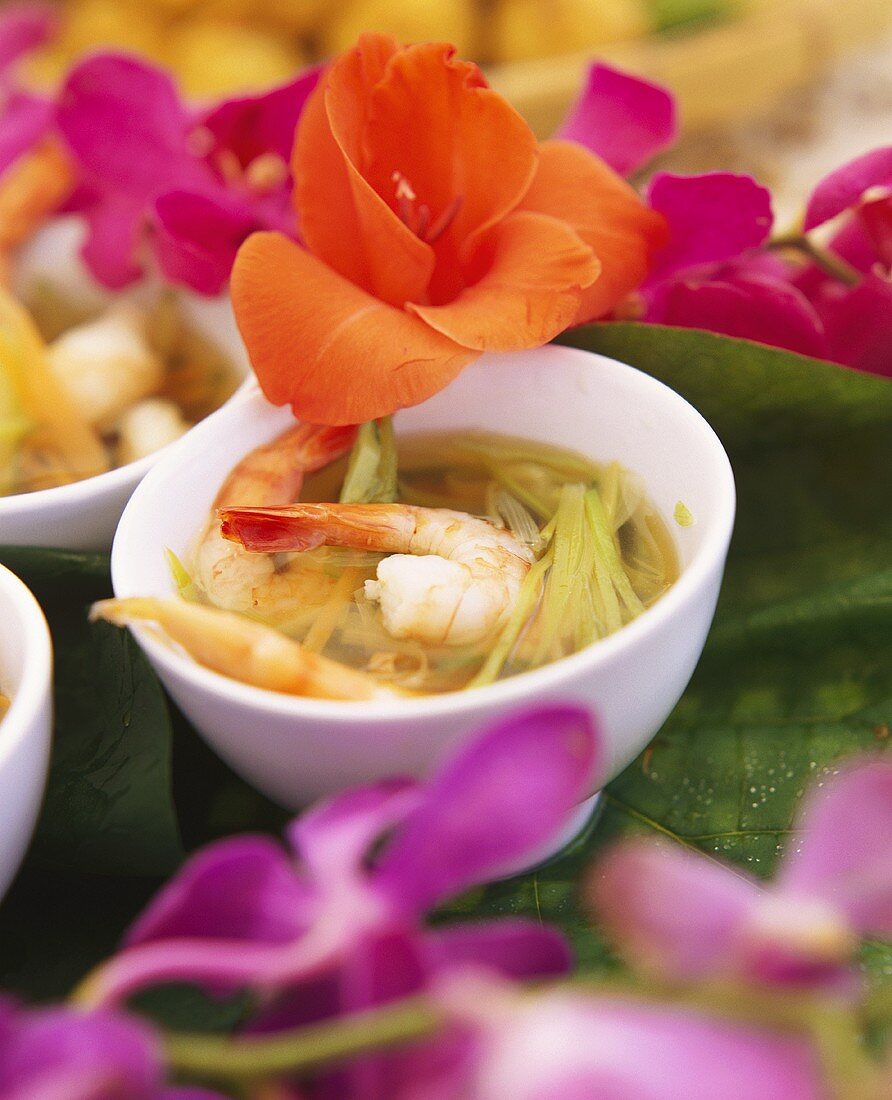 Chicken broth with shrimps, vegetables & lemon grass