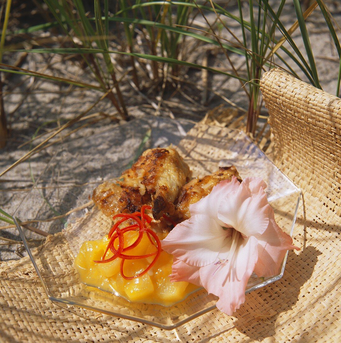 Hähnchen mit exotischen Früchten, Chili & Blüte