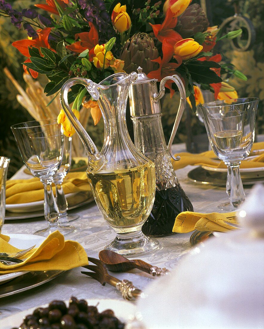 Gedeckter Tisch mit Blumenstrauss für italienisches Menü