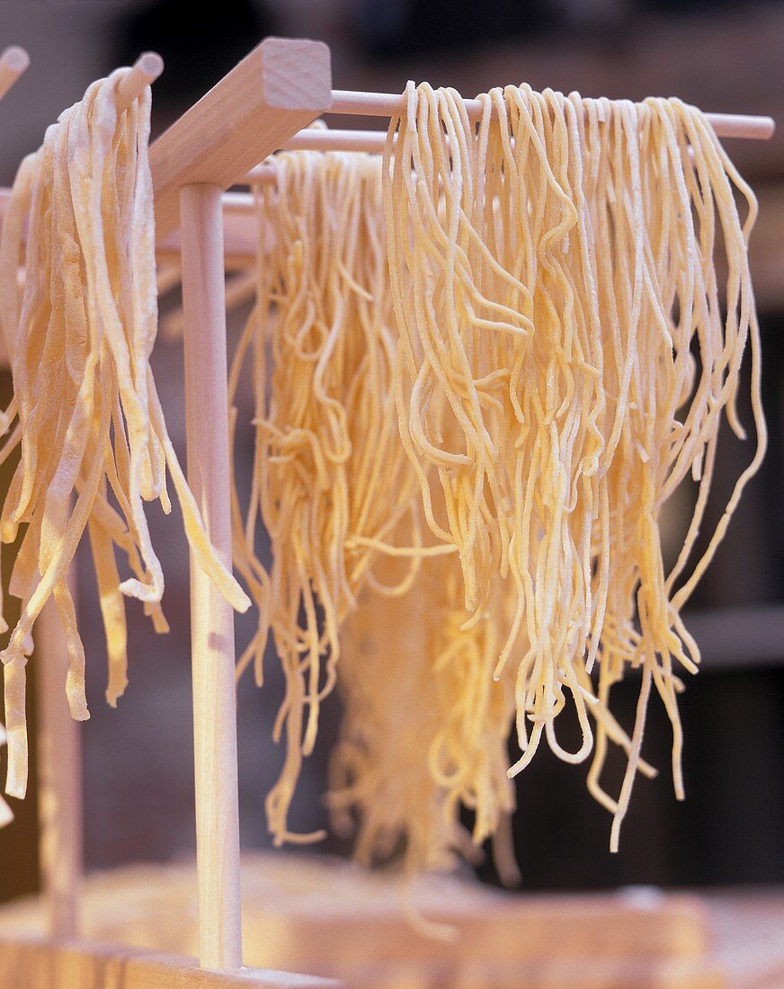 Selbstgemachte Spaghetti & Bandnudeln beim Trocknen