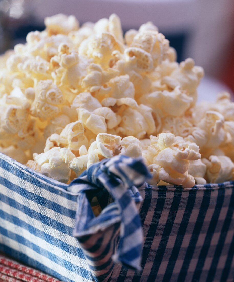 Popcorn in Körbchen mit blau-weißem Tuch