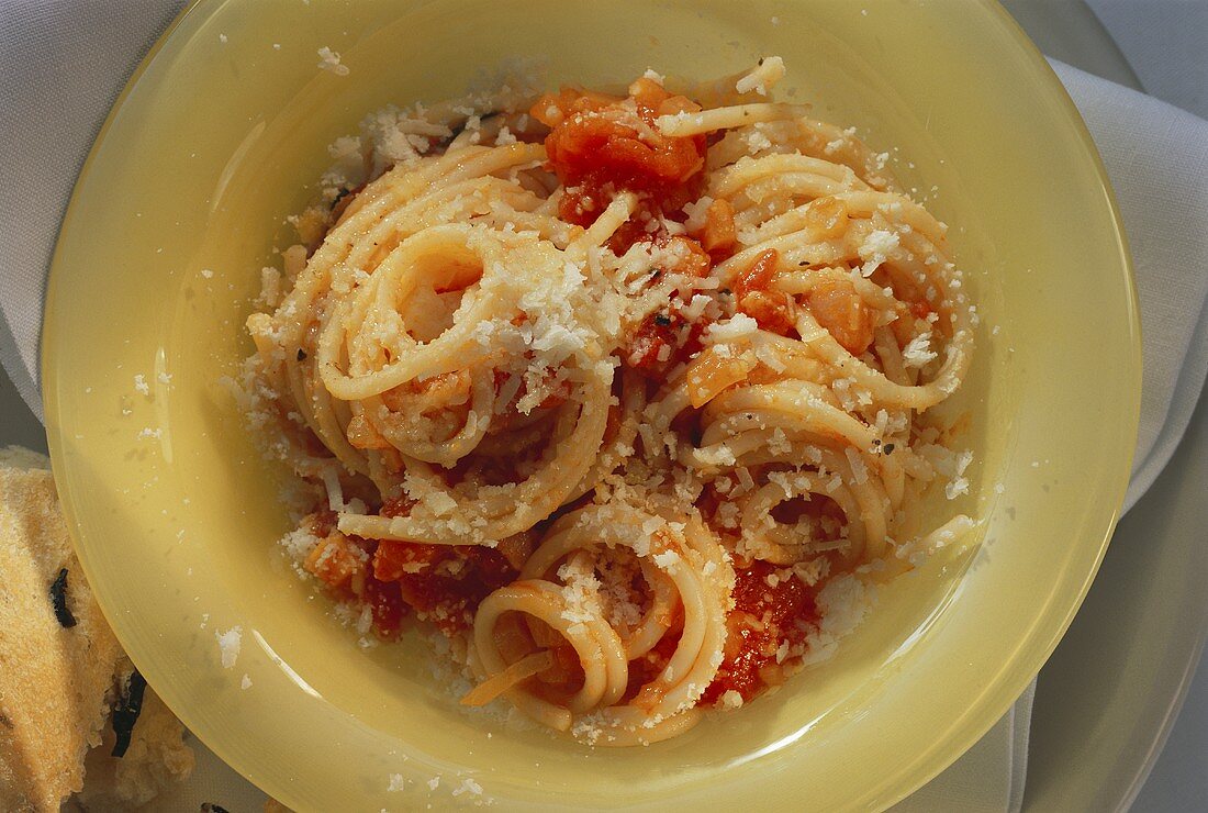 Pasta asciutta (Spaghetti mit Tomatensugo & Parmesan)