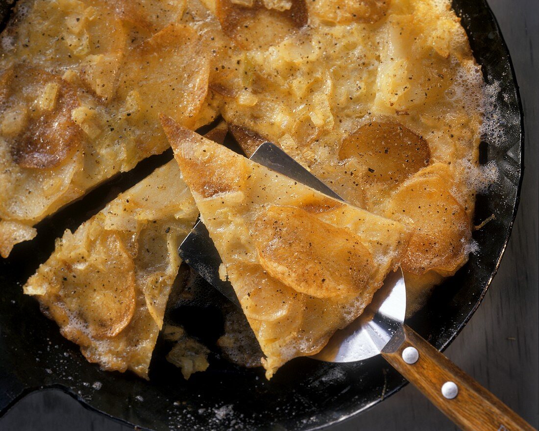 Kartoffel-Tortilla in der Pfanne