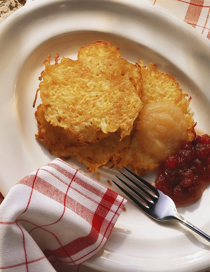 Rheinische Kartoffelpuffer mit Apfelmus & Preiselbeeren