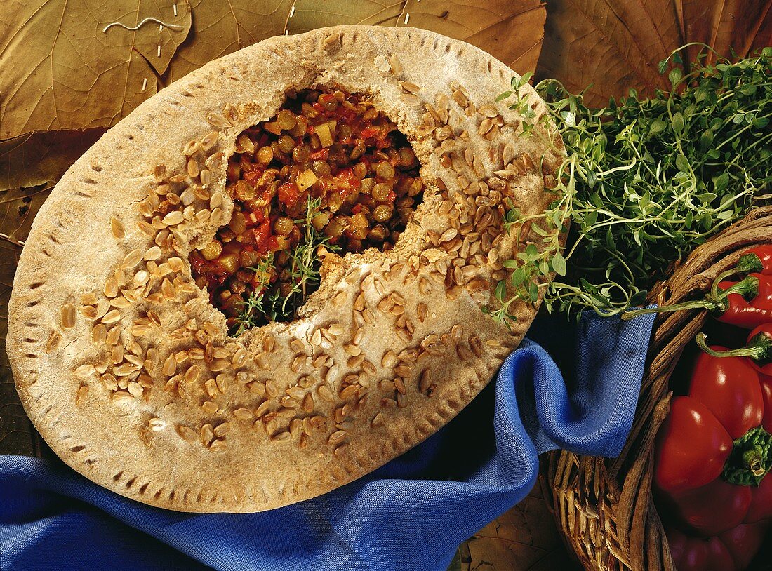 Lentils with peppers and chili peppers in baked pastry case