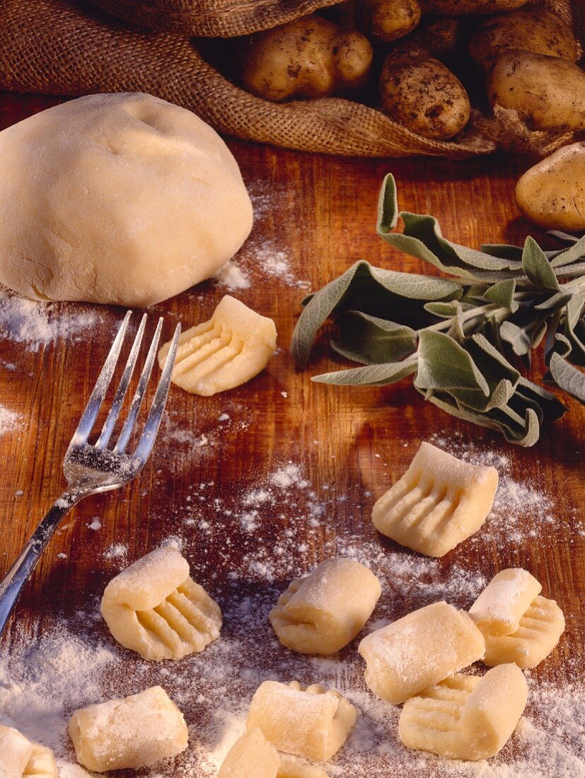 Gnocchi mit Mehl bestreut, Kartoffelteig, Kartoffeln & Salbei