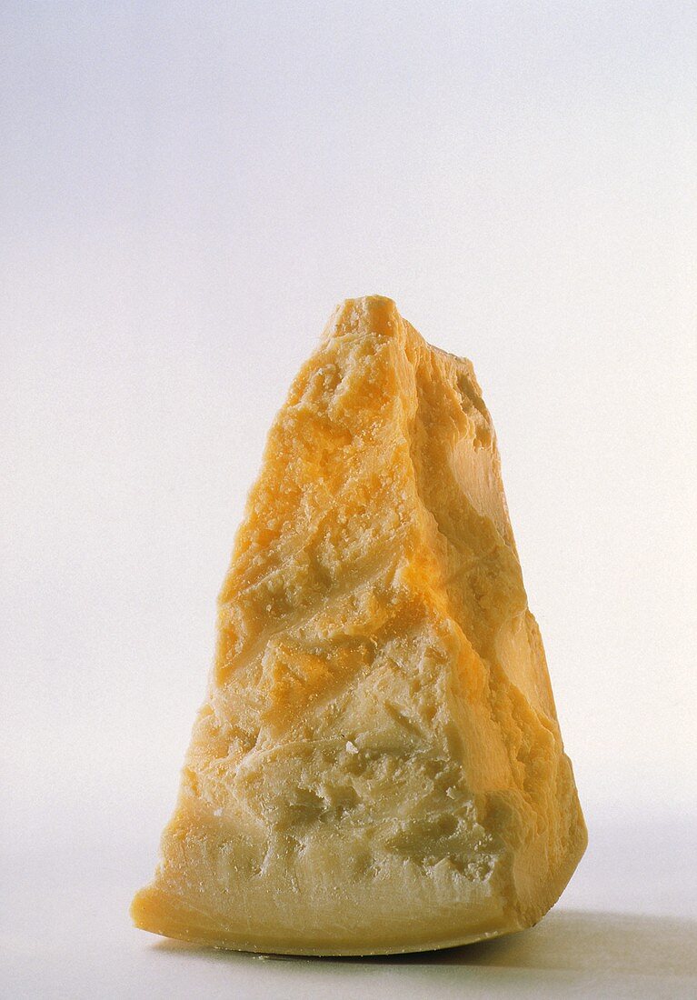Ein Stück Parmesan in Dreieckform
