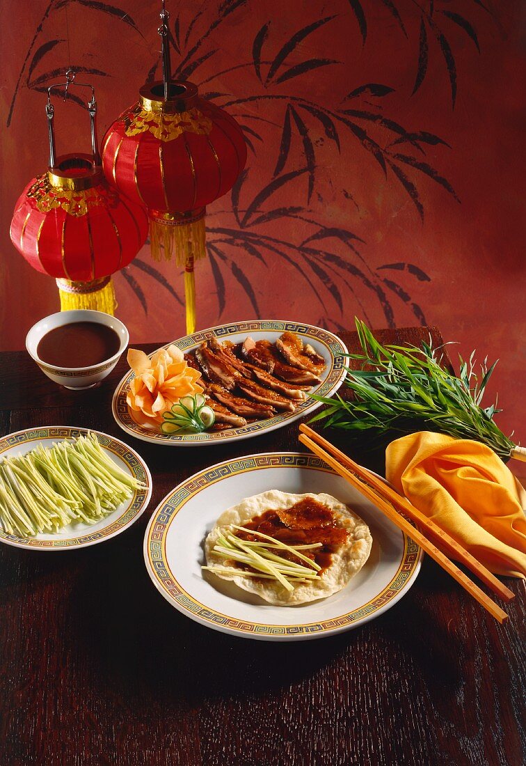 Pekingente mit Teigfladen, Frühlingszwiebeln, Sojabohnenpaste