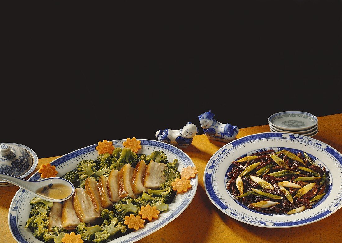 Geröstetes Rinderfilet & Schwein mit Brokkoli & Möhrenblumen