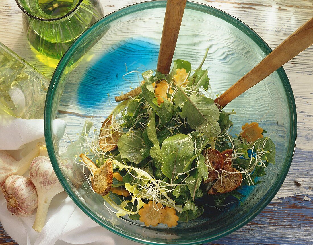 Rucola-Salat mit Brotcroutons & Sprossen
