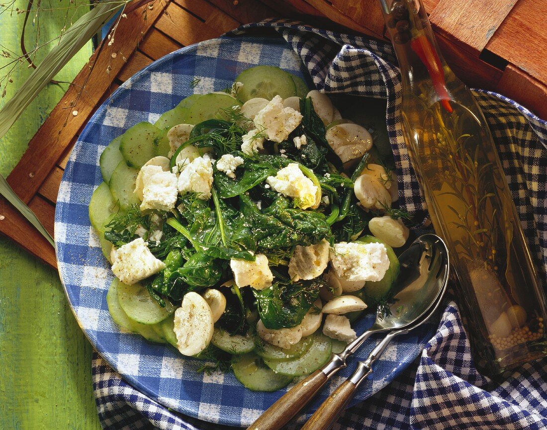 Blattspinat-Gurken-Salat mit Champignons & Schafskäse