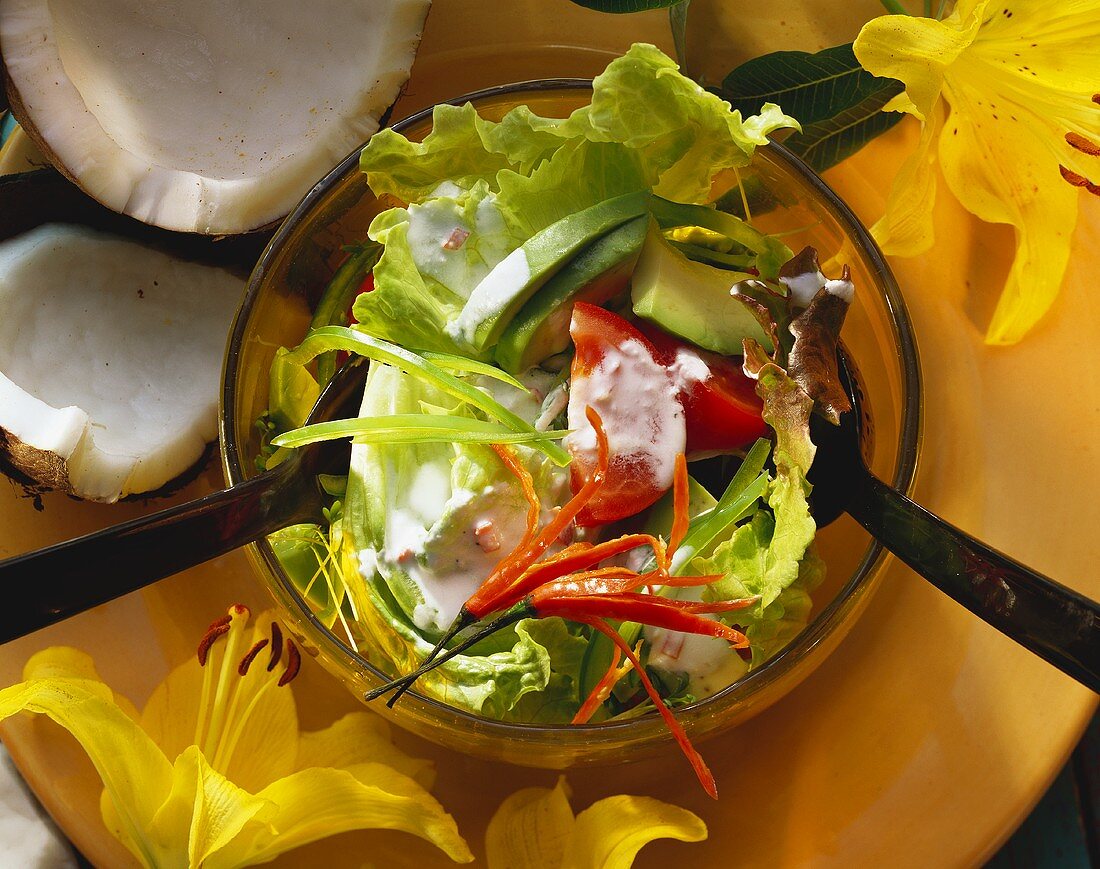 Karibischer Salat mit Kokosnuss & Avocado