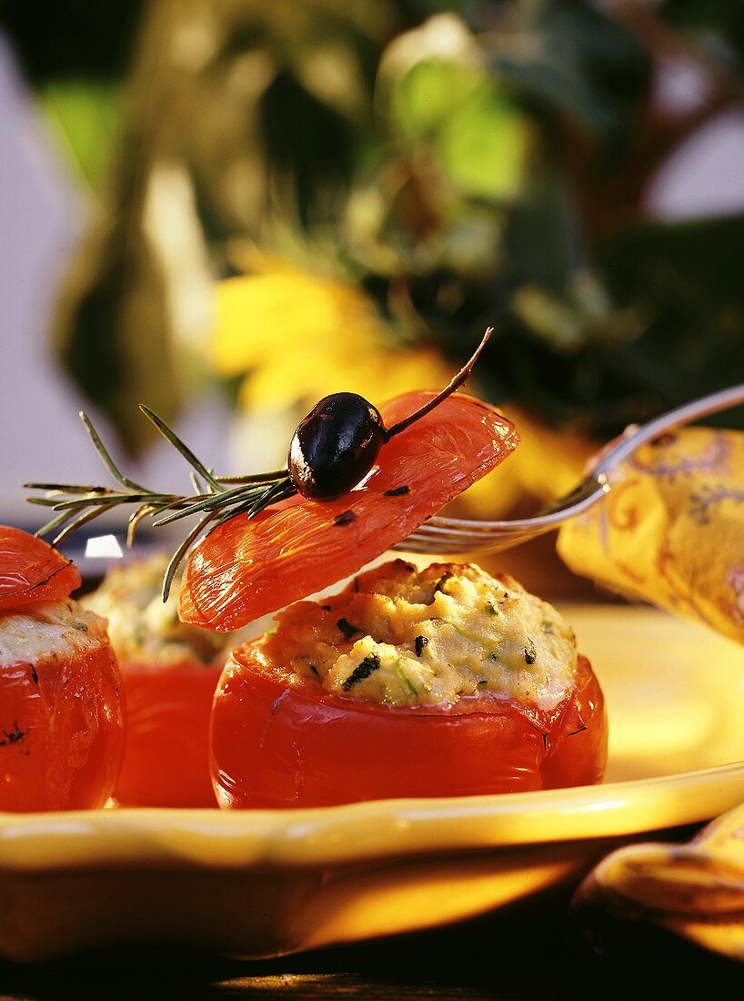 Tomaten mit Zucchini-Käse-Füllung