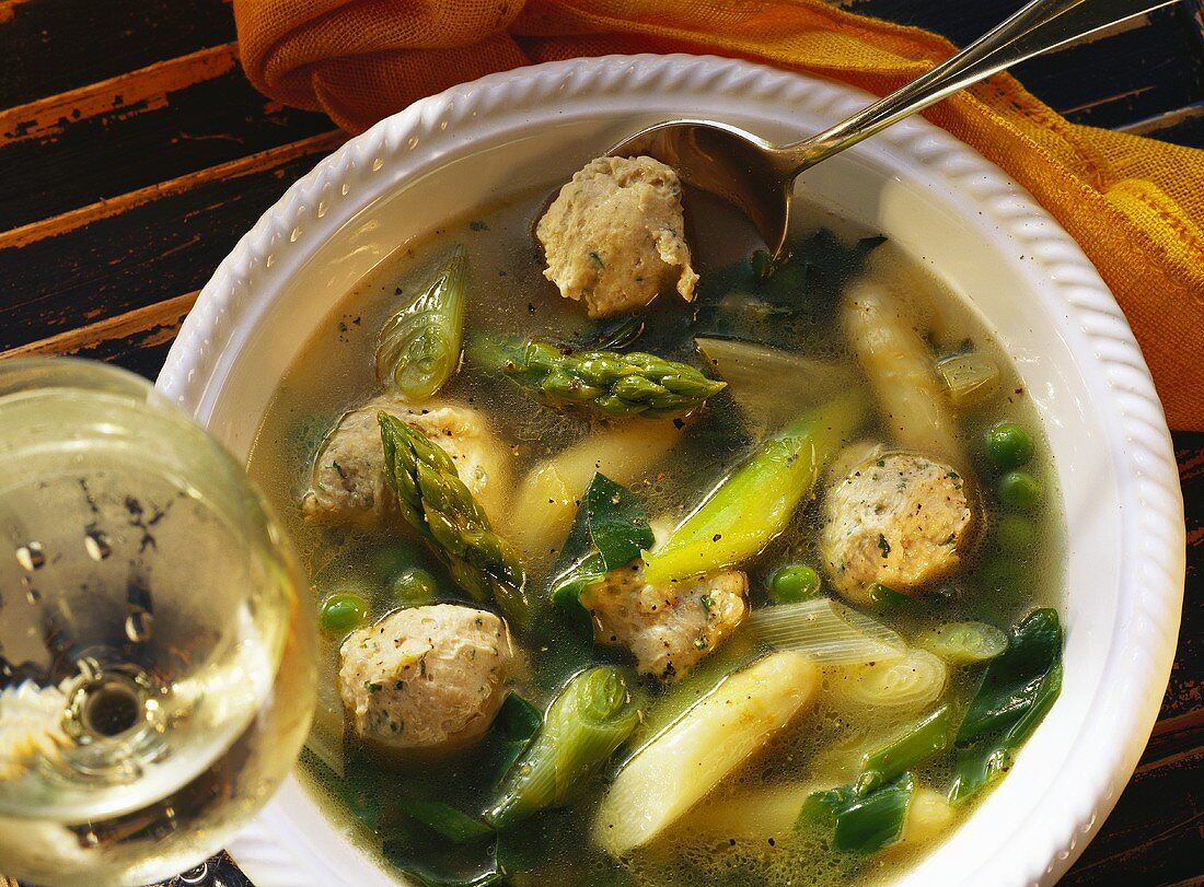 Asparagus soup with meat dumplings