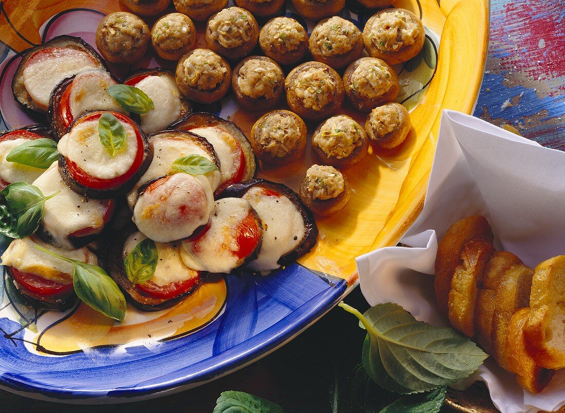 Gefüllte Champignons; Überbackene Auberginen-Tomaten-Taler