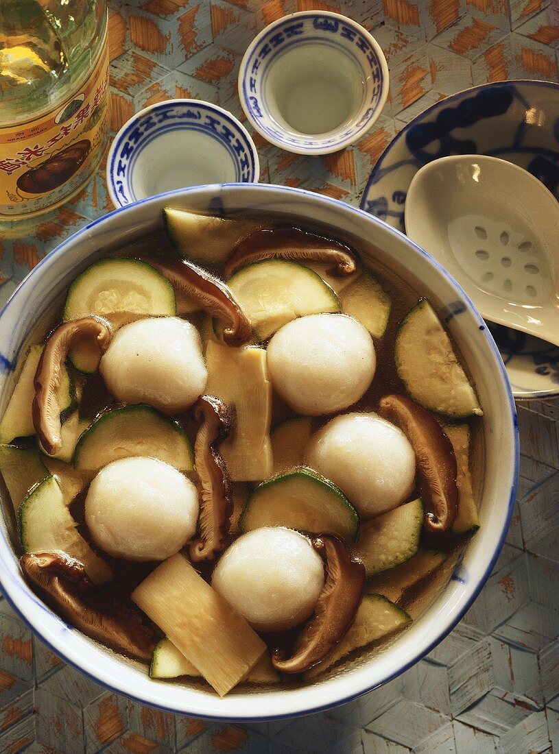 Suppe mit Fischbällchen, Bambussprossen, Zucchini & Pilzen