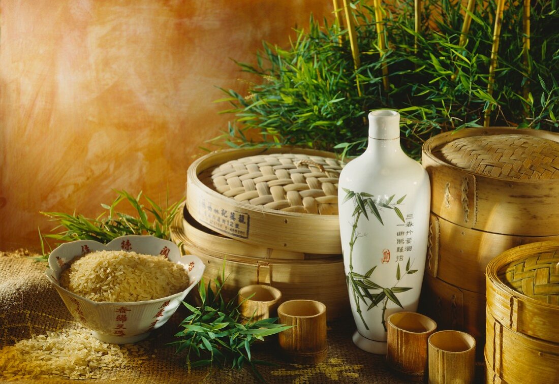 Verschiedene Bambusdämpfer, Gefäße für Reiswein & Reisschale