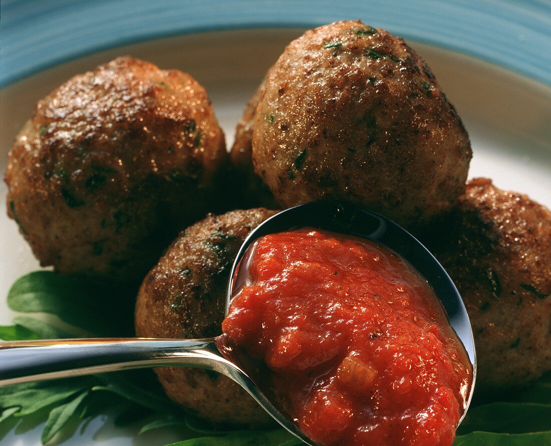 Hackfleischfrikadellen mit Tomatensauce