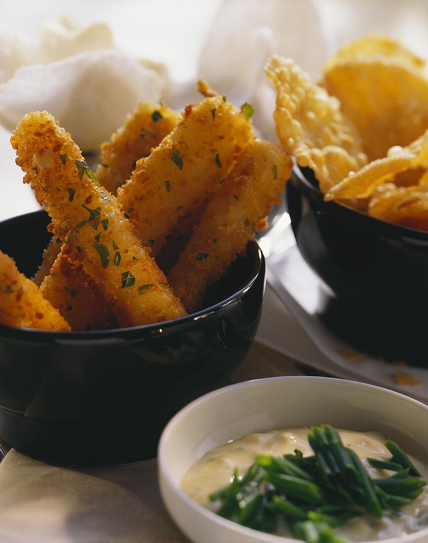 Fritiertes Gemüse, Gemüsechips & Krabbenbrot mit Dip