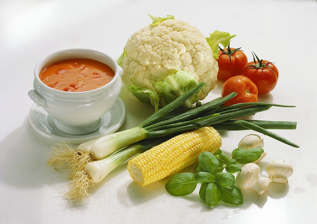 Stillleben mit Tomatensuppe & Gemüse