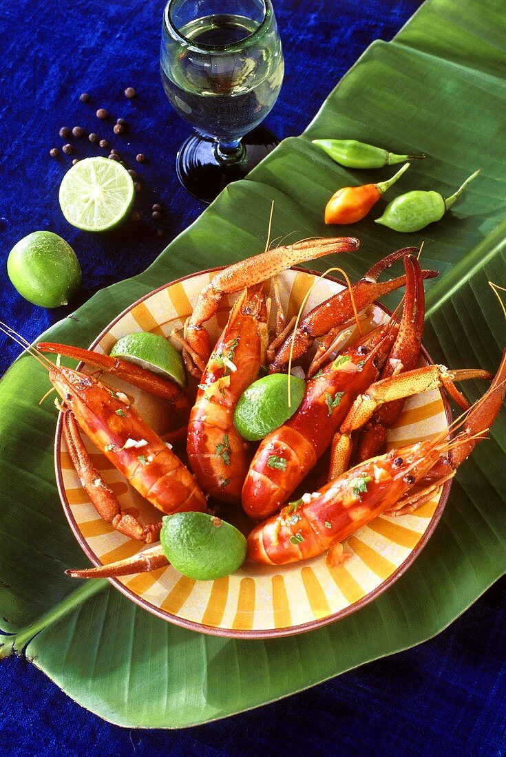 Boiled shrimps with limes