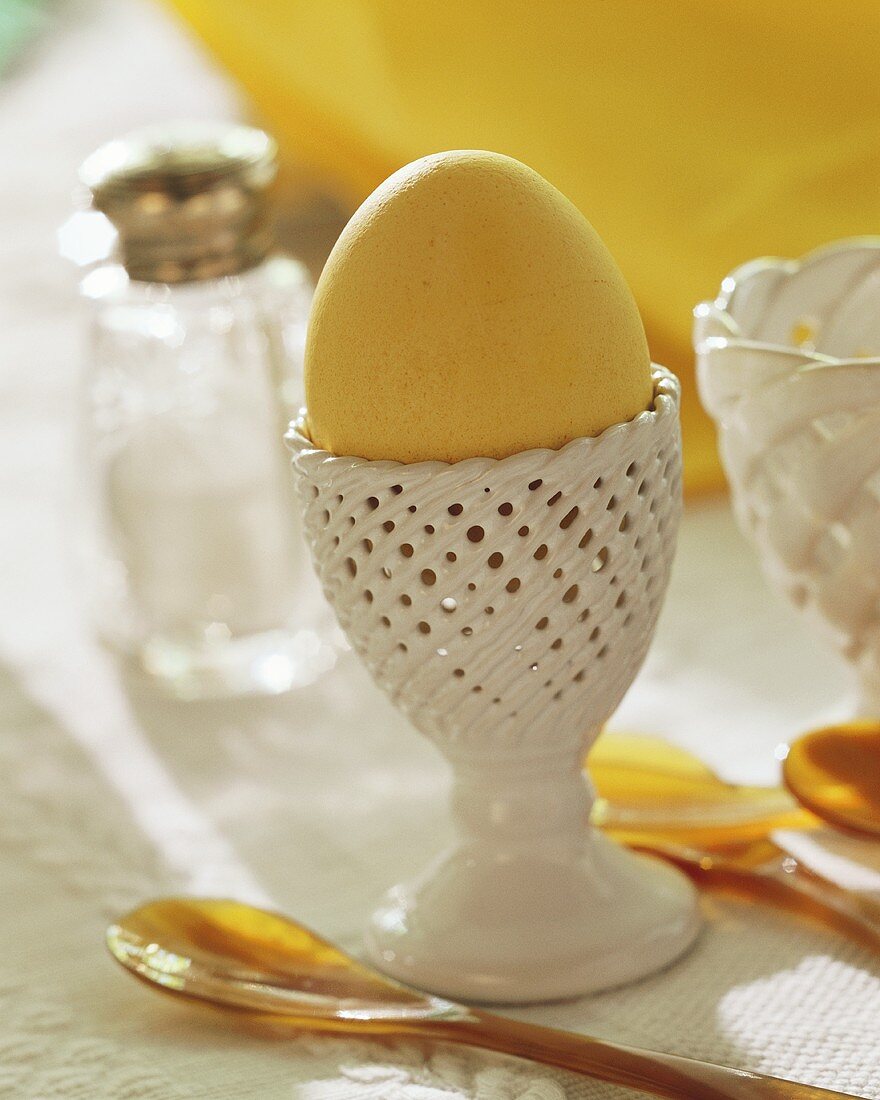 Gelb gefärbtes Ei im Eierbecher