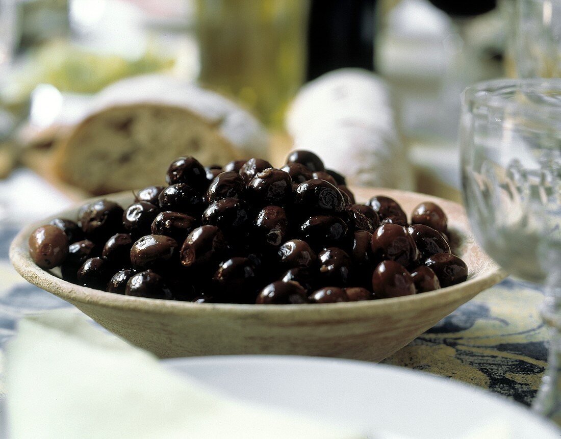 Schwarze Oliven in Terracottaschale