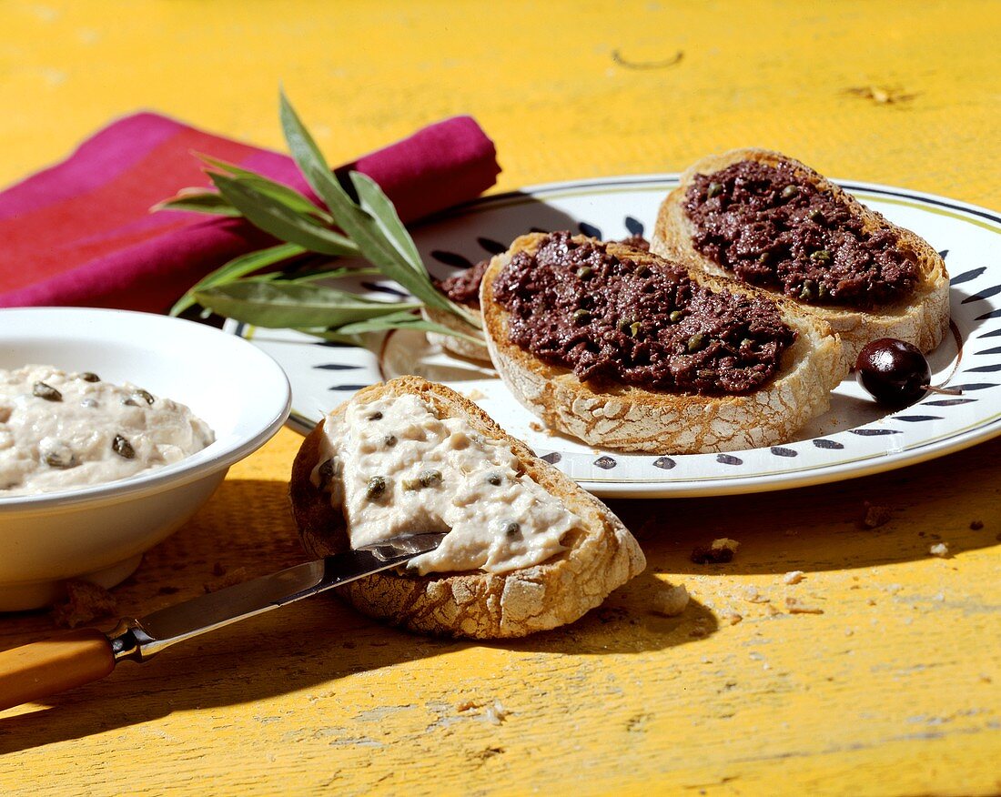 Crostini con tonno e con olive (Vorspeisen), Toskana, Italien