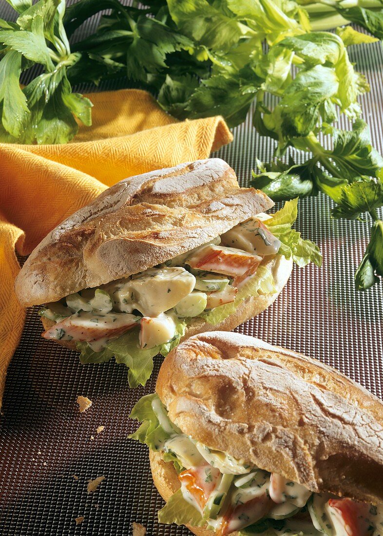 Crabmeat sandwich with artichokes and celery