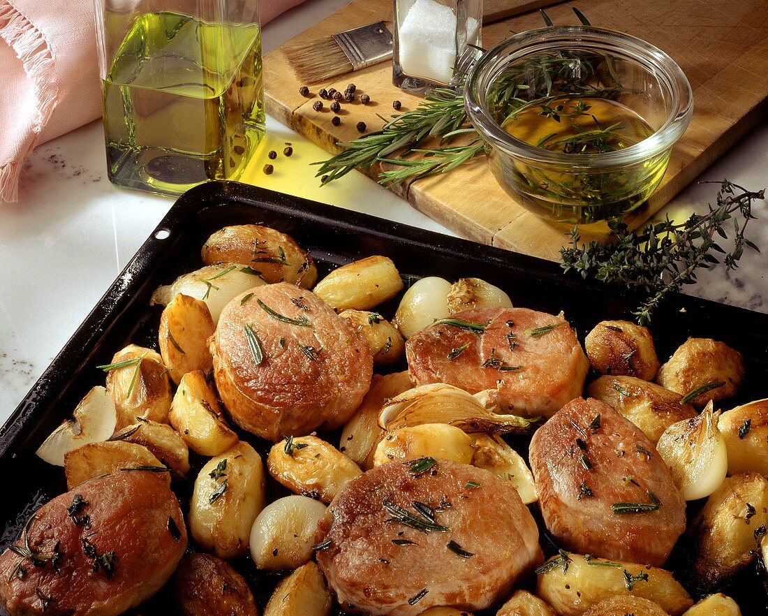 Schweinesteaks mit kleinen Zwiebeln & Kräuterkartoffeln