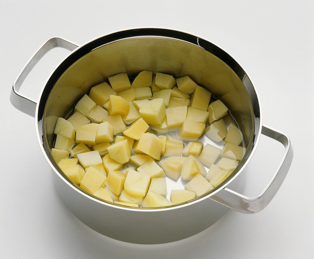 Geschälte Kartoffelstückchen in Salzwasser garen