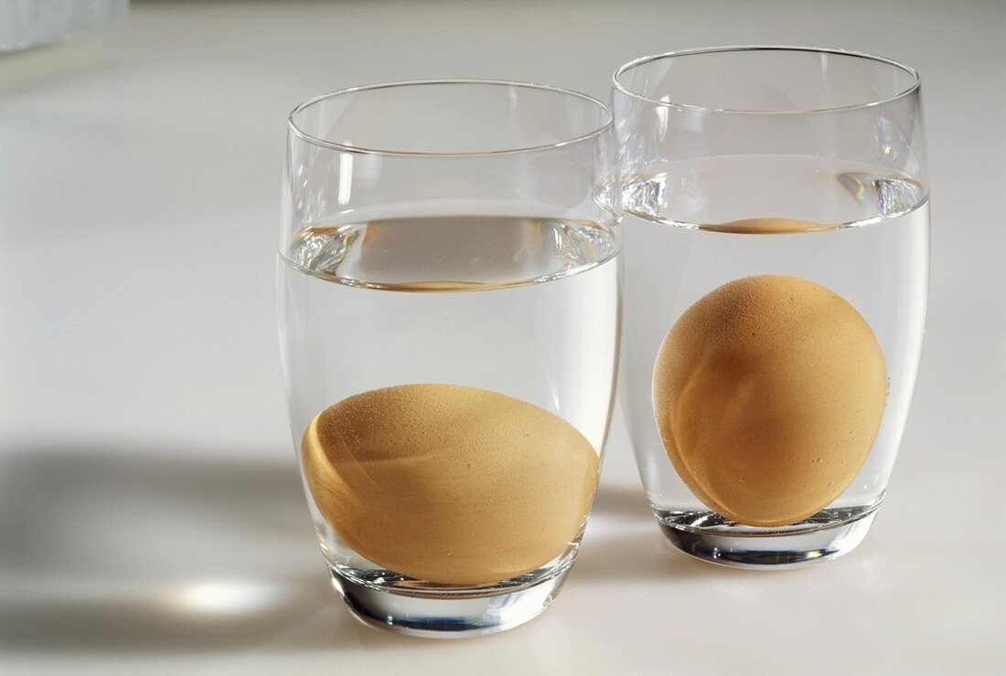 Frisches Ei & nicht mehr ganz frisches in je einem Wasserglas