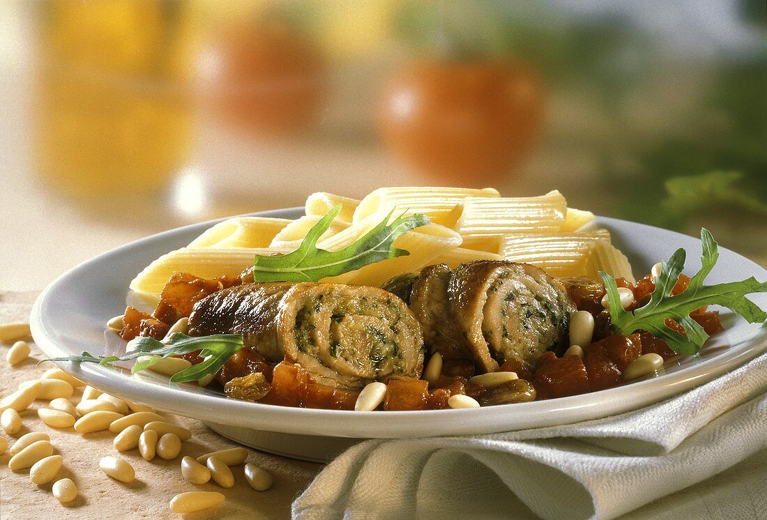 Kalbsröllchen mit Kräutern,Tomatensauce,Pinienkernen & Nudeln