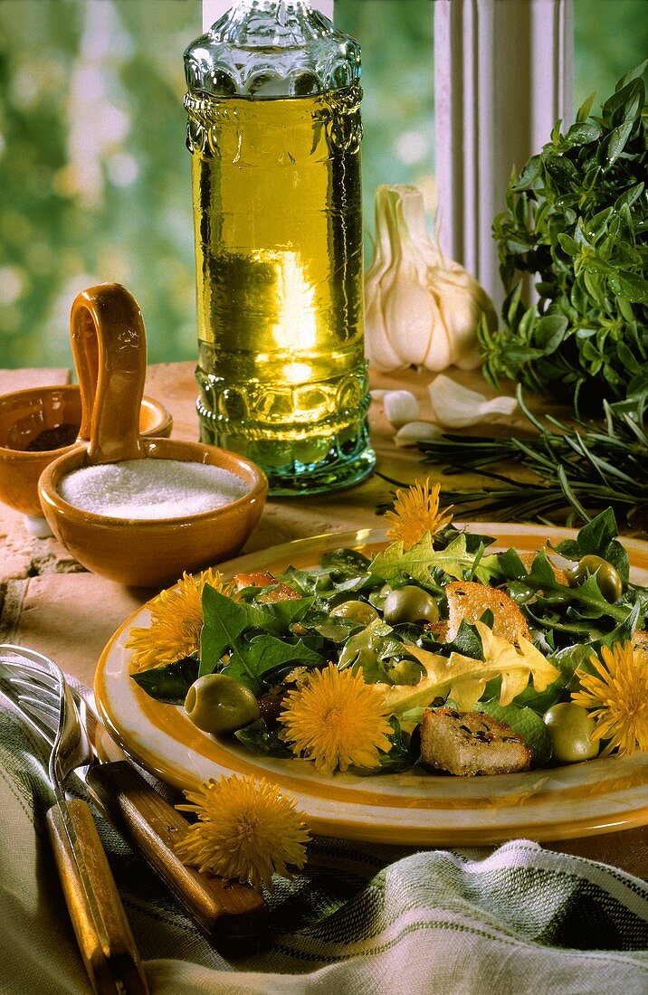 Löwenzahnsalat mit Kräuter-Croûtons & grünen Oliven
