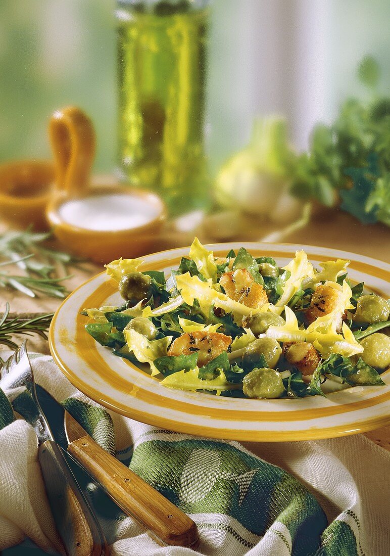 Löwenzahnsalat mit Kräuter-Croûtons & grünen Oliven