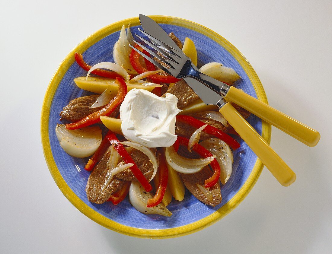 Entenfilet mit Kartoffeln, Zwiebeln & roter Paprikaschote