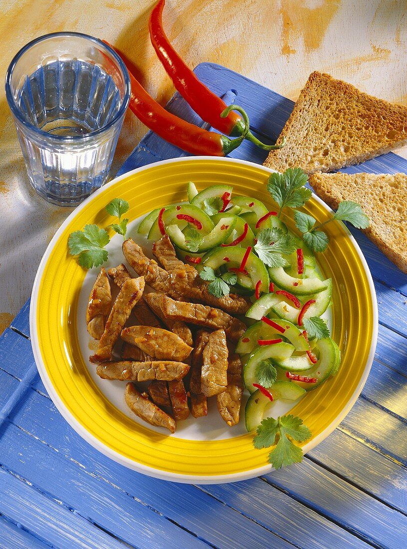 Geschnetzeltes Schweinefilet mit Gurken-Peperoni-Salat