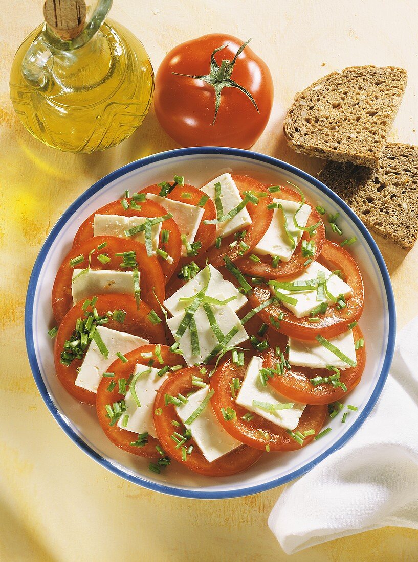 Tomatensalat mit Schafskäse, Basilikumstreifen & Schnittlauch