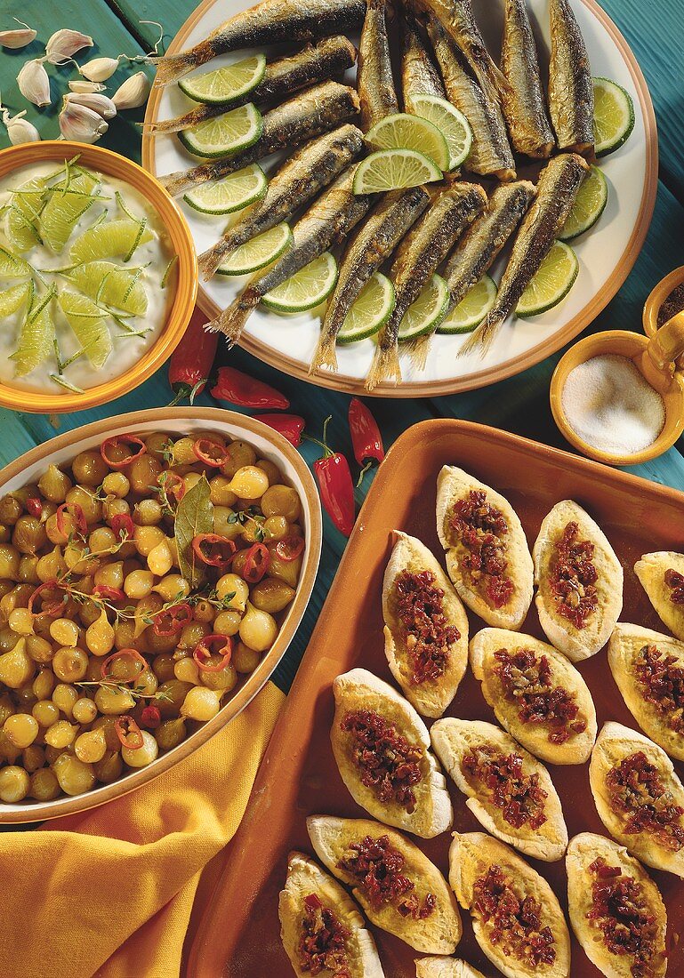 Pearl onions, corn bread with tomatoes & baked sardines