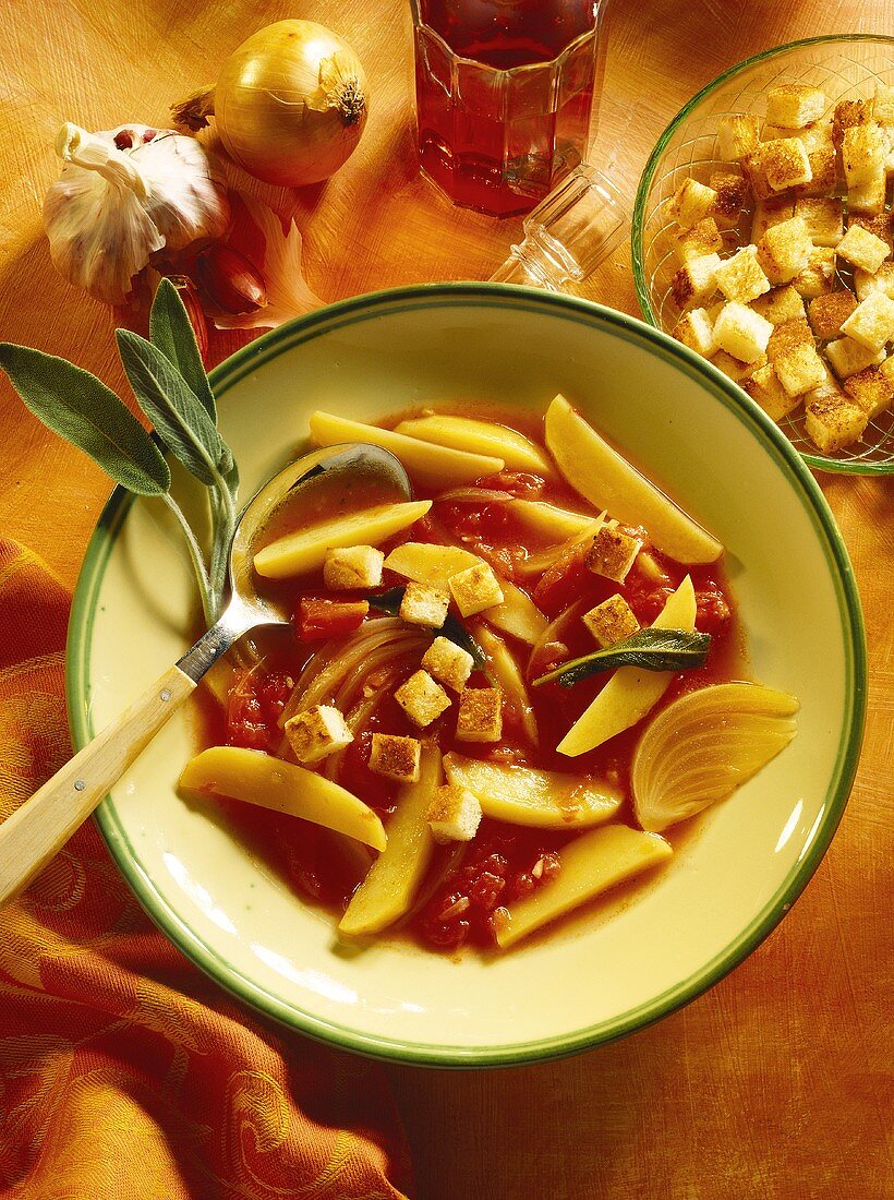 Kartoffelsuppe mit Tomaten, Zwiebeln, Salbei & Croûtons