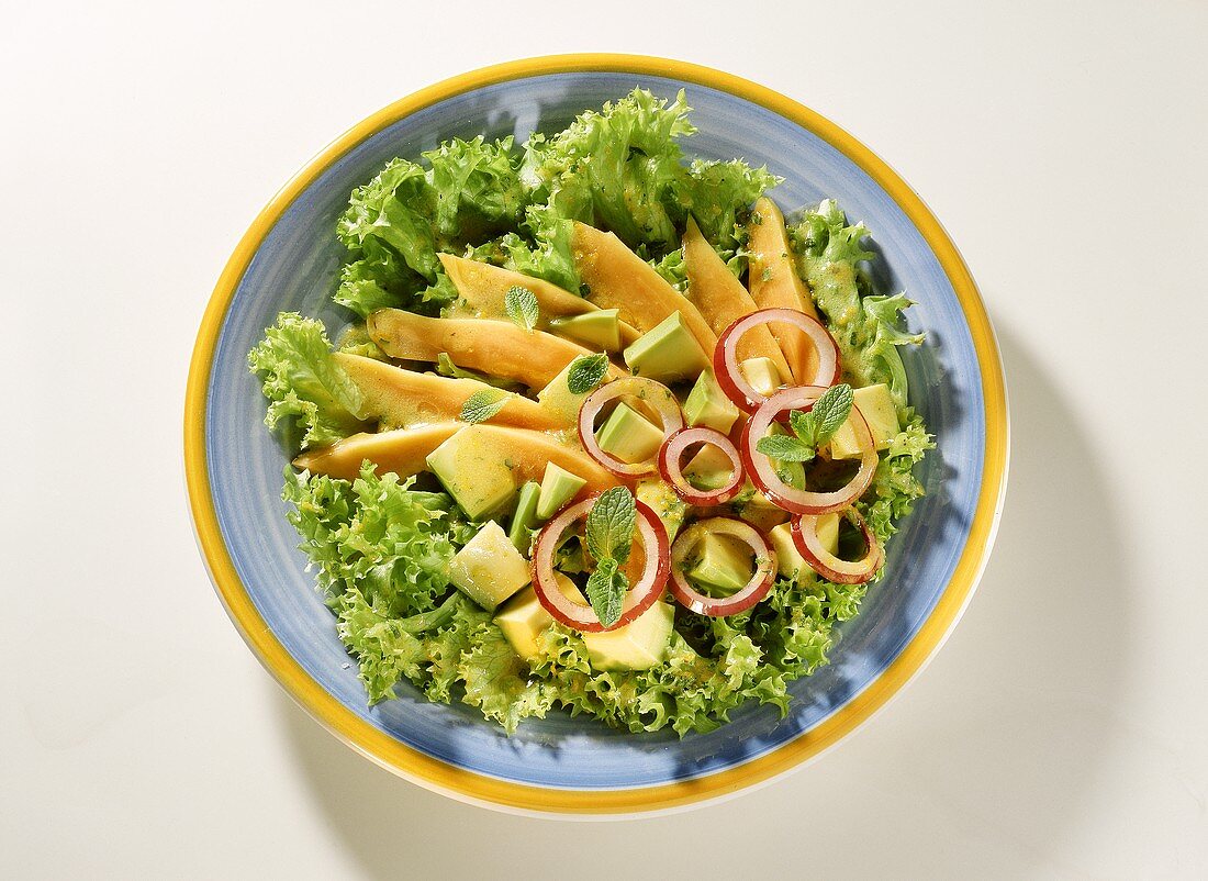Kreolischer Salat mit Papaya, Avocado & Zwiebelringen