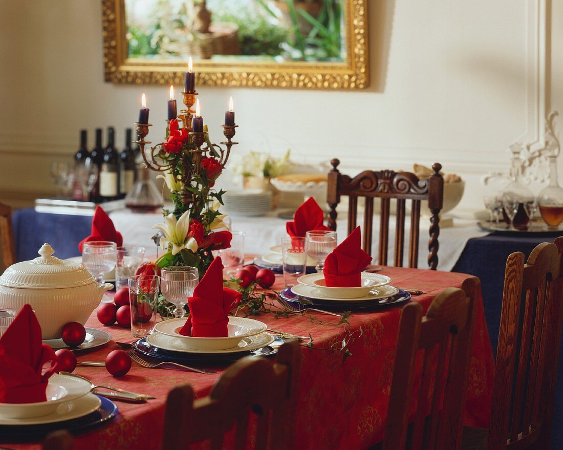 Festlich gedeckter Tisch mit roten Servietten, Kerzenleuchter