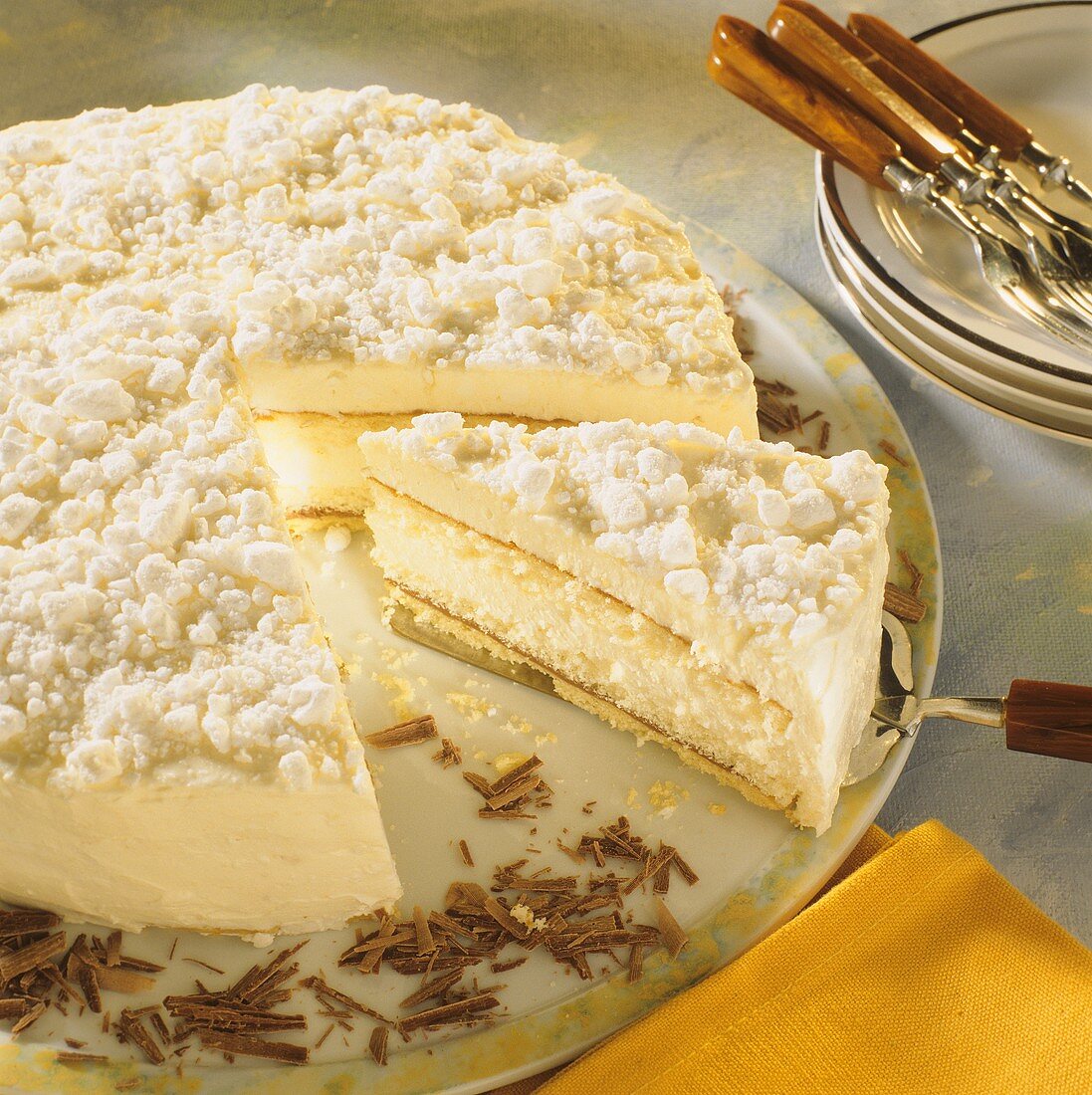 Käse-Sahne-Torte mit Baiserbröseln & Schokospänen