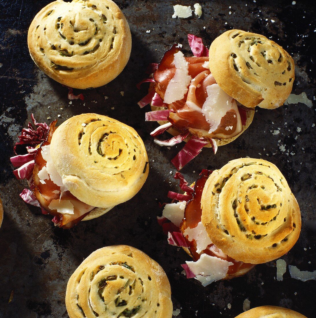 Gefüllte Radicchio-Brötchen mit Schinken & Parmesanspänen