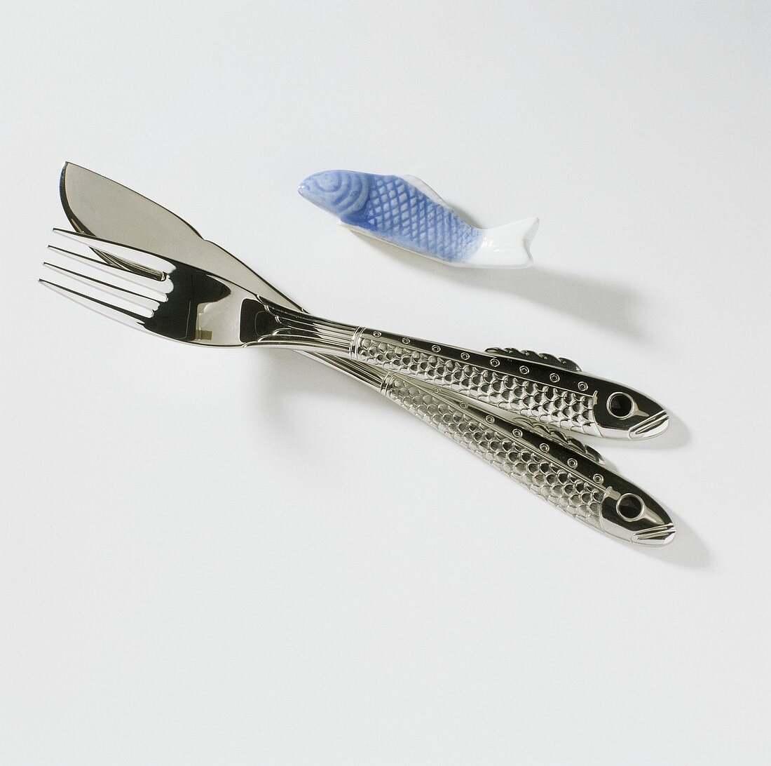 Fischbesteck (Gabel & Messer mit Fischdeko) & Messerbänkchen