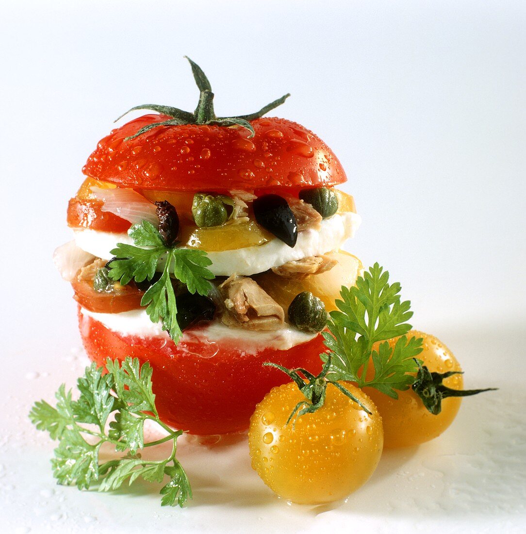 Gefüllte Tomate mit Thunfisch, Mozzarella, Tomaten & Oliven