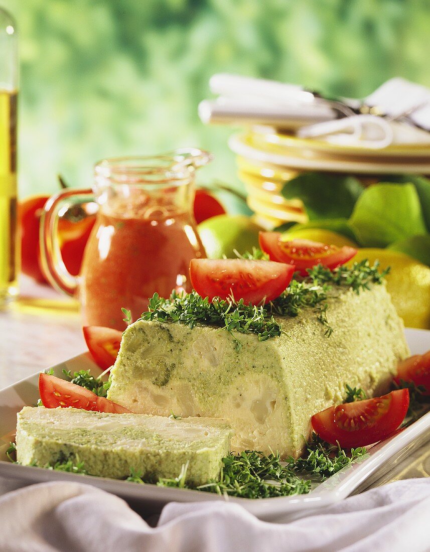 Gemüse-Terrine garniert mit Gartenkresse & Tomaten