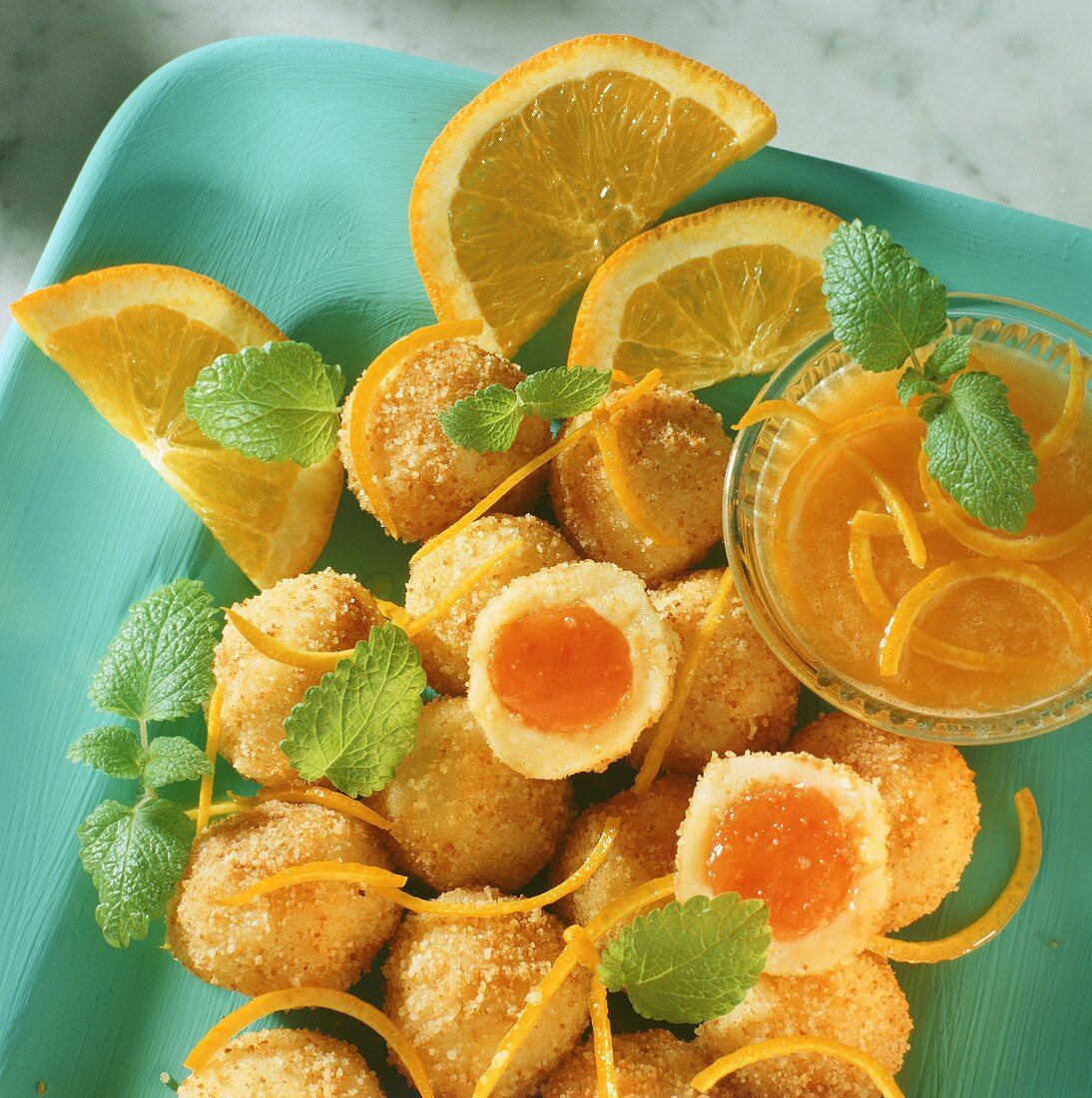 Orangenklösschen mit Orangensauce & Orangenzesten